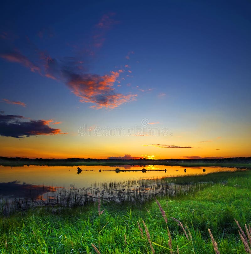 Lago deslumbrante ao pôr do sol imagem de stock
