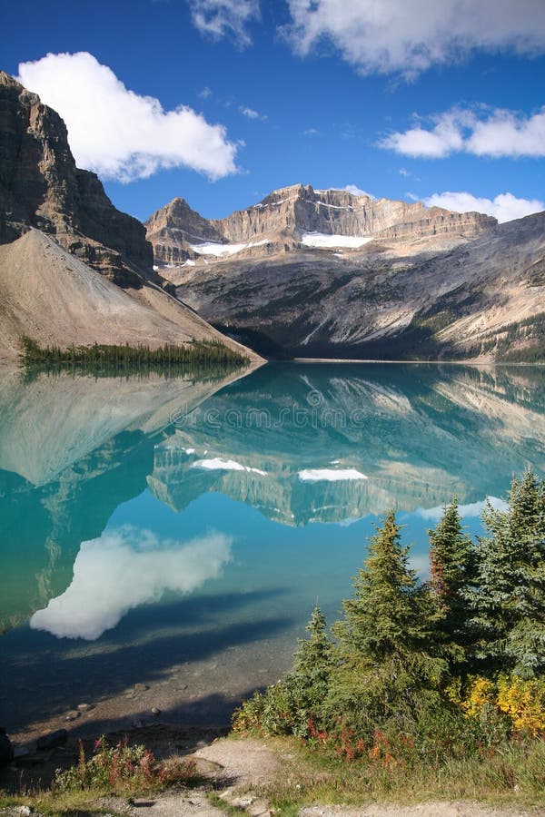 Lago Bow No Parque Nacional De Banff Em Canadá Foto De Stock Imagem