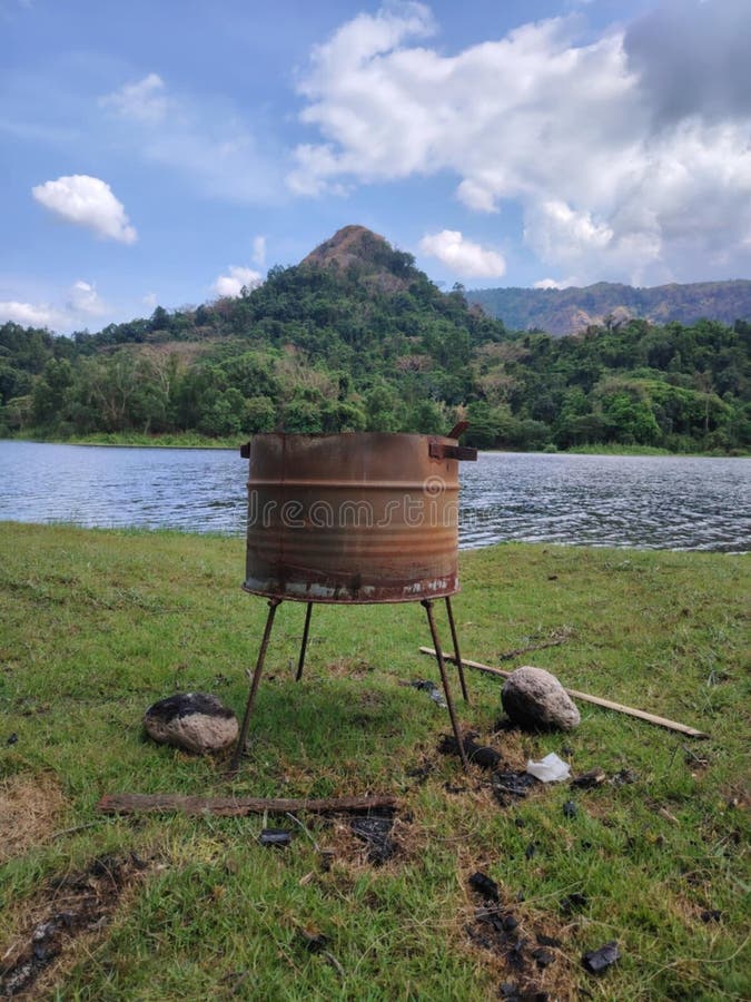 Lago calmo e colline verdi lussuose. Avventure fotografie stock libere da diritti