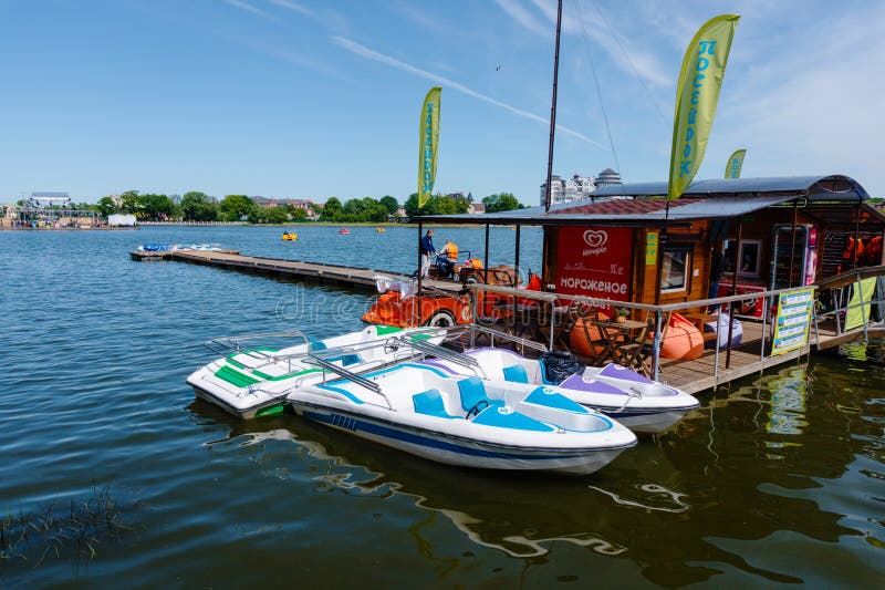 Lago city com um parque perto dele na cidade de Kaliningrad em Rússia fotos de stock Lago city com um parque perto dele na cidade de Kaliningrad em Rússia fotos de stock