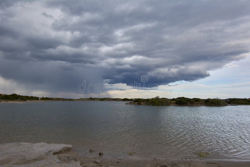 Lago Com águas Calmas Após a Tempestade Imagem de Stock - Imagem