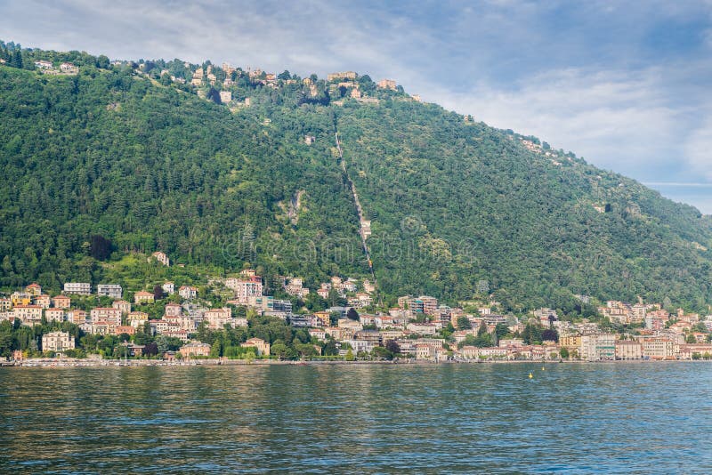 Lago Como, ciudad de Como y pueblo de Brunate, Italia septentrional foto de archivo Lago Como, ciudad de Como y pueblo de Brunate, Italia septentrional foto de archivo