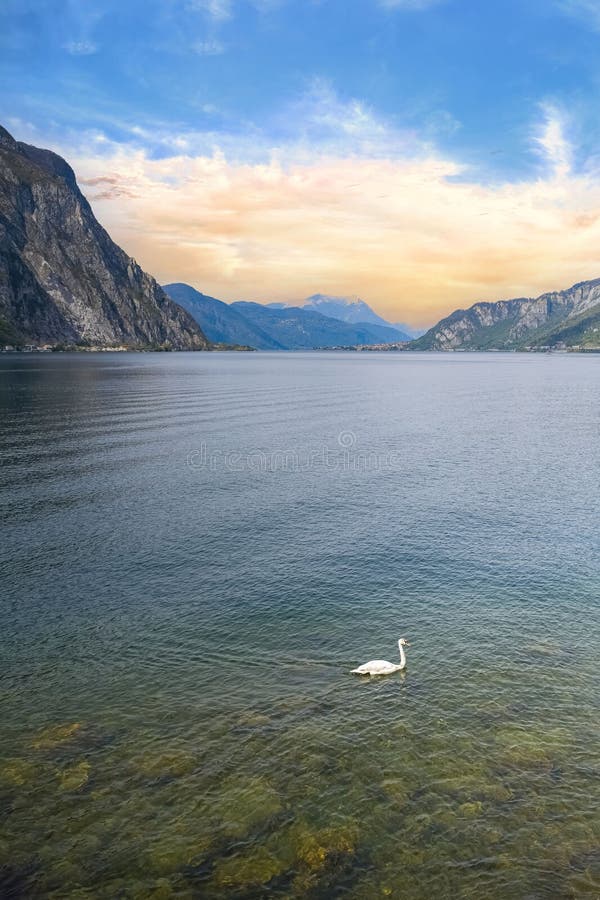 Lago Como in Italia visto da Lecco fotografia stock
