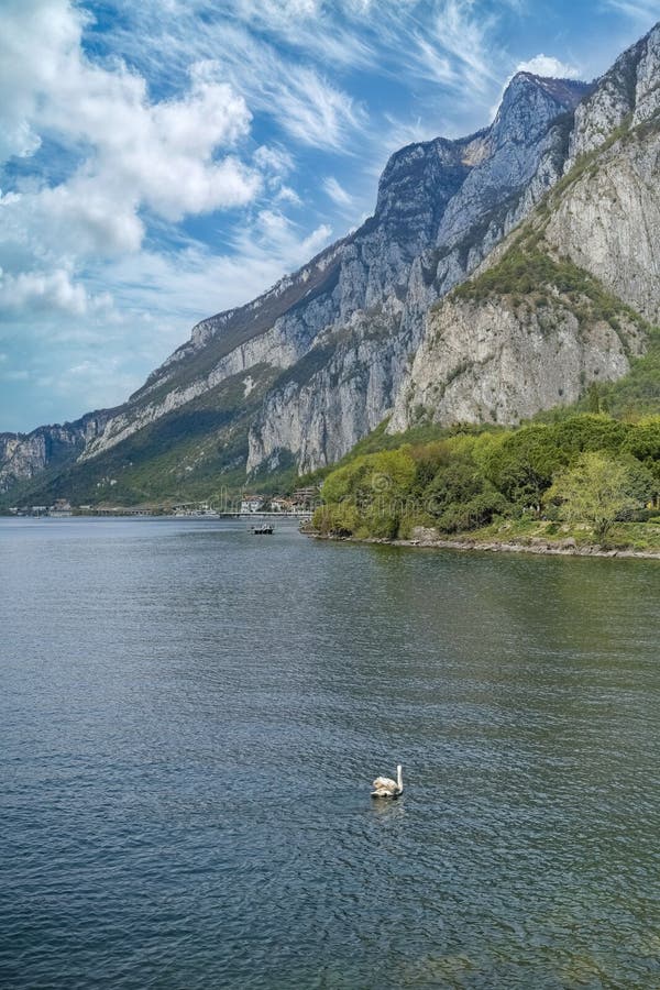 Lago Como in Italia visto da Lecco immagini stock