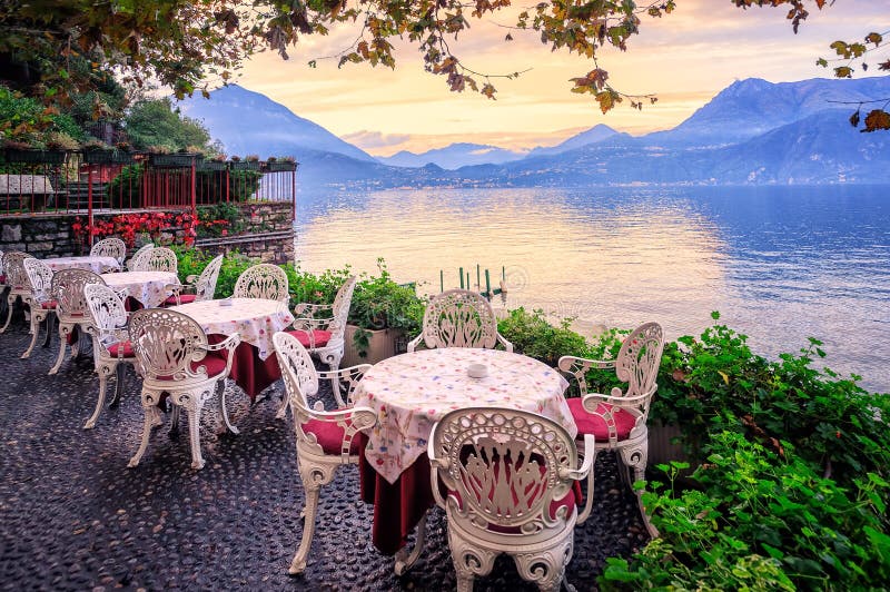 Lago Como y montañas en puesta del sol, Italia de las montañas imágenes de archivo libres de regalías Lago Como y montañas en puesta del sol, Italia de las montañas imágenes de archivo libres de regalías