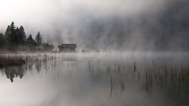 Lago con otoño-niebla