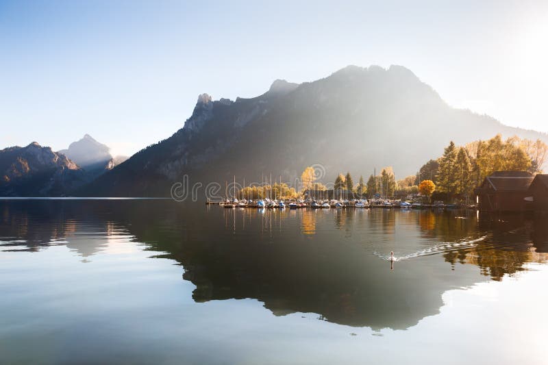 Lago con reflexiones en montañas de las montañas, Austria Traunsee imágenes de archivo libres de regalías Lago con reflexiones en montañas de las montañas, Austria Traunsee imágenes de archivo libres de regalías