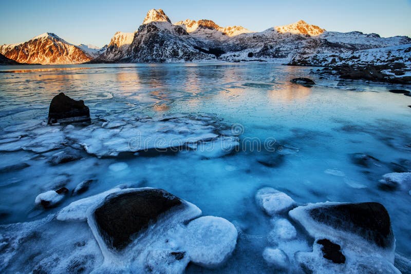 Lago congelado en el invierno