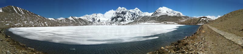 Lago congelado Gurudongmar, cercado pelas montanhas nevados, situadas em Sikkim norte fotos de stock Lago congelado Gurudongmar, cercado pelas montanhas nevados, situadas em Sikkim norte fotos de stock