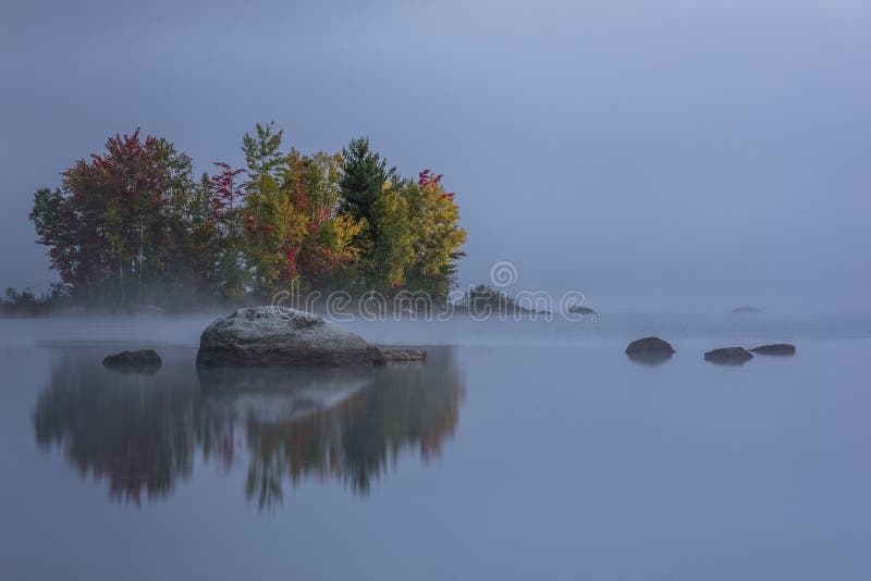 Lago de niebla - isla con los árboles coloridos - otoño/caída - Vermont imagen de archivo libre de regalías Lago de niebla - isla con los árboles coloridos - otoño/caída - Vermont imagen de archivo libre de regalías