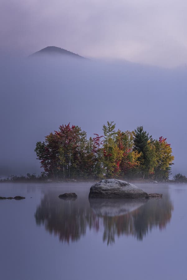 Lago de niebla y montañas verdes - isla con los árboles coloridos - otoño/caída - Vermont imagenes de archivo