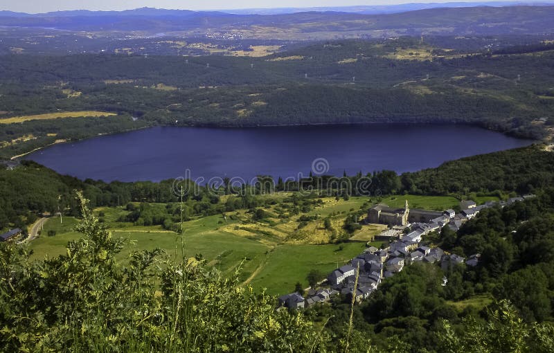 Lago de Sanabria imagem de stock Lago de Sanabria imagem de stock
