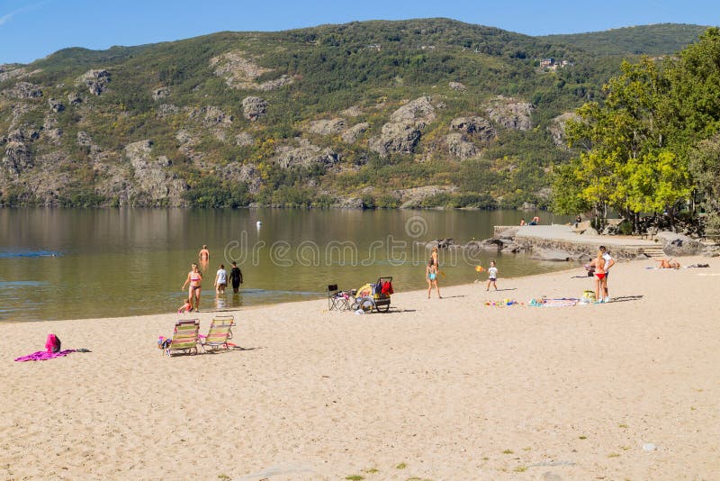 Lago de Sanabria, Spanien arkivbild Lago de Sanabria, Spanien arkivbild