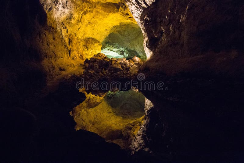 Lago della caverna di Cueva de Los Verdes immagini stock Lago della caverna di Cueva de Los Verdes immagini stock