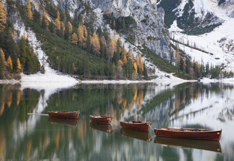 lago di Braies en montagnes de dolomites, Sudtirol, Italie photo libre de droits lago di Braies en montagnes de dolomites, Sudtirol, Italie photo libre de droits
