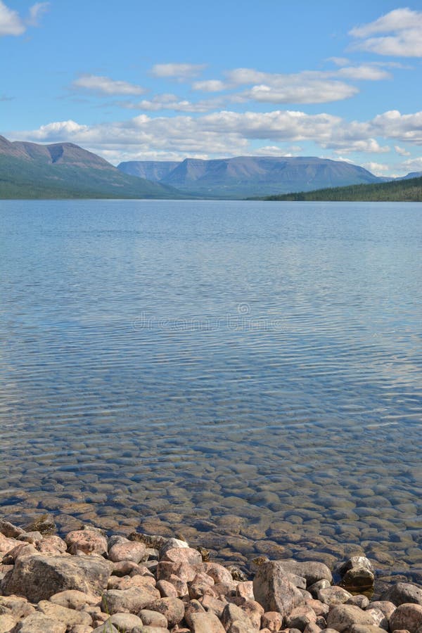 Lago di montagna sull'altopiano di Putorana fotografia stock libera da diritti Lago di montagna sull'altopiano di Putorana fotografia stock libera da diritti