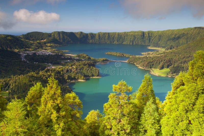Lago di Sete Cidades sulle Azzorre, caldera famosa in sao Miguel fotografia stock libera da diritti Lago di Sete Cidades sulle Azzorre, caldera famosa in sao Miguel fotografia stock libera da diritti
