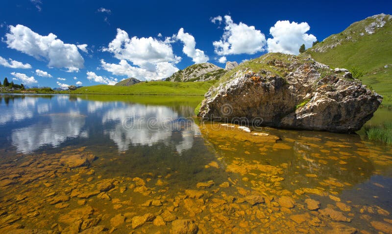 Lago di Valparola, Dolomites, Italien arkivbild Lago di Valparola, Dolomites, Italien arkivbild