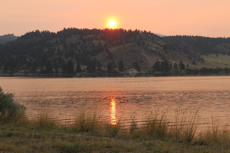 lago dorato dello specchio di alba della montagna del Montana fotografie stock libere da diritti lago dorato dello specchio di alba della montagna del Montana fotografie stock libere da diritti