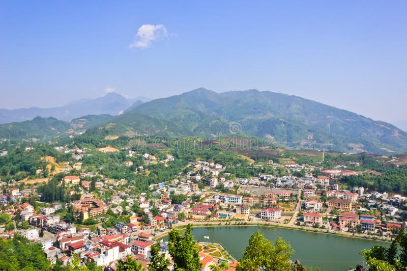 Lago e città Sapa fotografie stock libere da diritti Lago e città Sapa fotografie stock libere da diritti