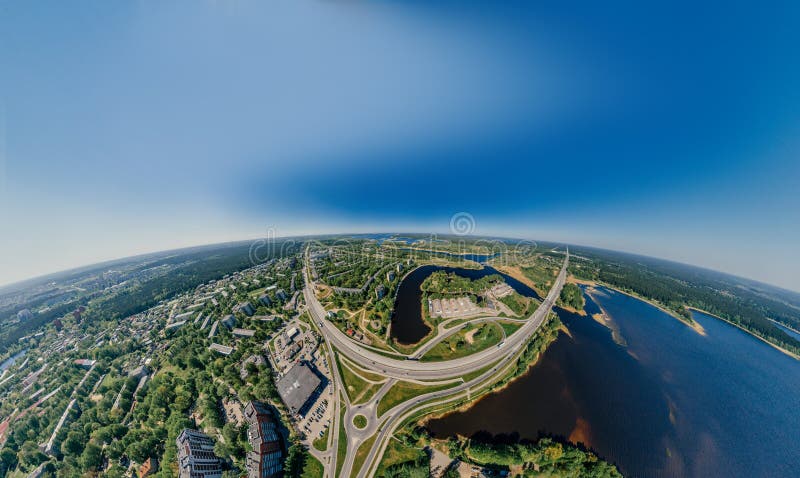 Lago e strade summer nell'immagine del fuco della città di Riga e della natura 360 VR della Lettonia per realtà virtuale, panoram fotografia stock Lago e strade summer nell'immagine del fuco della città di Riga e della natura 360 VR della Lettonia per realtà virtuale, panoram fotografia stock