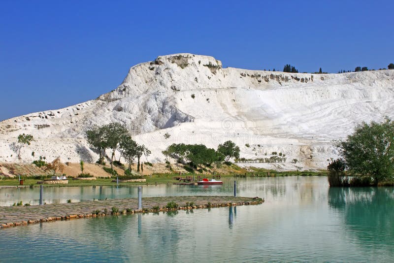Lago e terraços calcificados da pedra calcária no fundo, Pamukkale fotos de stock royalty free Lago e terraços calcificados da pedra calcária no fundo, Pamukkale fotos de stock royalty free