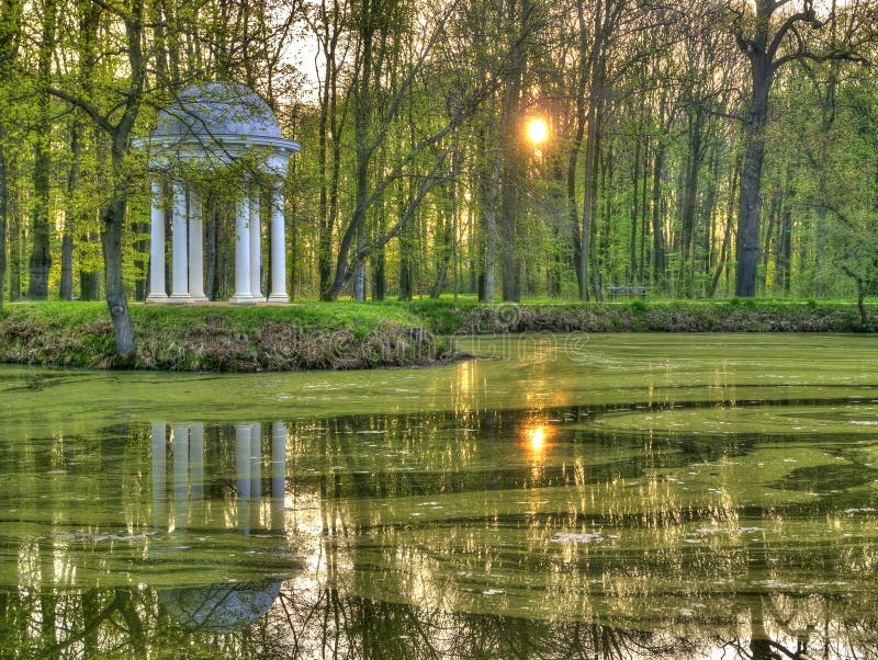 Lago e um gazebo imagens de stock royalty free Lago e um gazebo imagens de stock royalty free