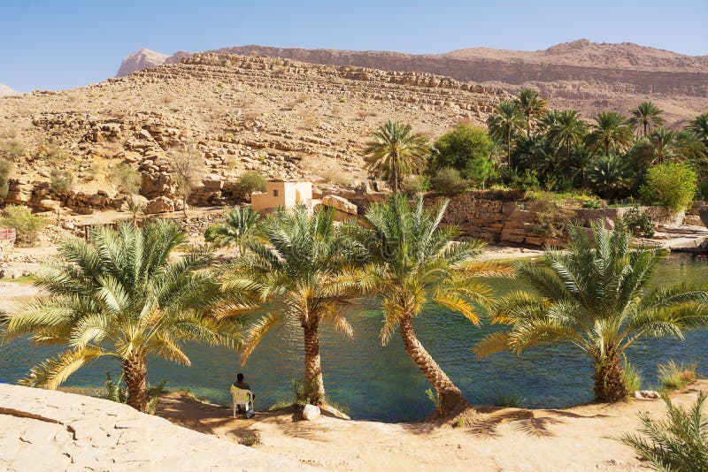 Lago ed oasi di stupore con le palme Wadi Bani Khalid nel deserto fotografia stock Lago ed oasi di stupore con le palme Wadi Bani Khalid nel deserto fotografia stock