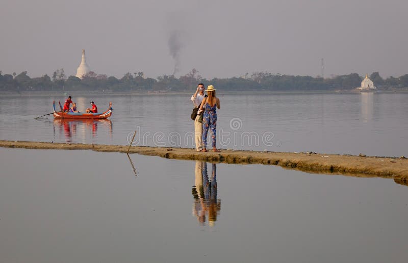 Lago em Amarapura, Mandalay foto de stock royalty free Lago em Amarapura, Mandalay foto de stock royalty free