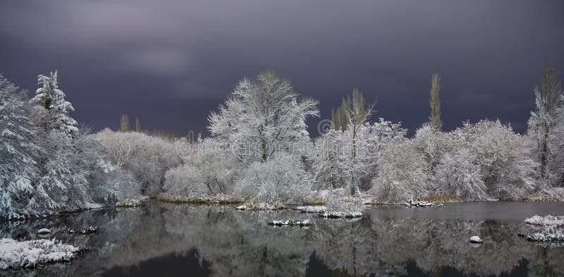 Lago en invierno foto de archivo libre de regalías Lago en invierno foto de archivo libre de regalías