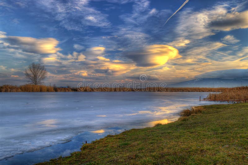 Lago en invierno imágenes de archivo libres de regalías Lago en invierno imágenes de archivo libres de regalías