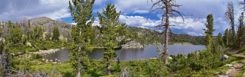 Lago en la gama de Wind River, Rocky Mountains, Wyoming, visiones Hobbs desde hacer excursionismo la pista de senderismo al lavab imagen de archivo libre de regalías Lago en la gama de Wind River, Rocky Mountains, Wyoming, visiones Hobbs desde hacer excursionismo la pista de senderismo al lavab imagen de archivo libre de regalías