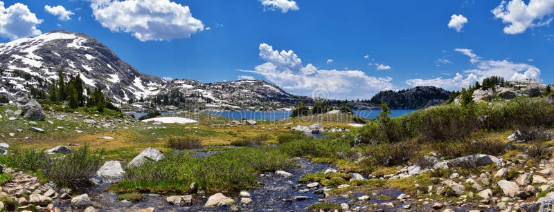 Lago en la gama de Wind River, Rocky Mountains, Wyoming, visiones island desde hacer excursionismo la pista de senderismo al lava imagen de archivo libre de regalías Lago en la gama de Wind River, Rocky Mountains, Wyoming, visiones island desde hacer excursionismo la pista de senderismo al lava imagen de archivo libre de regalías