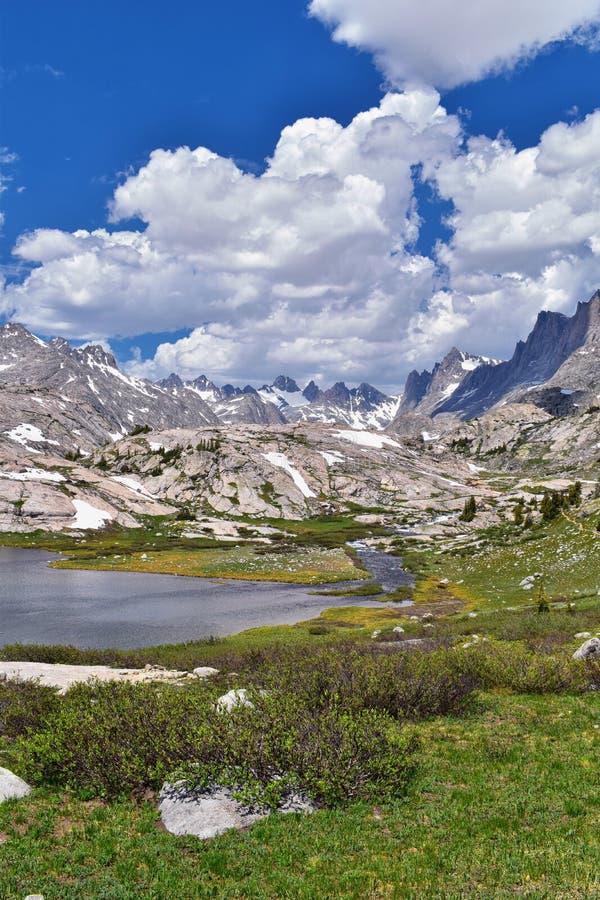Lago en la gama de Wind River, Rocky Mountains, Wyoming, visiones island desde hacer excursionismo la pista de senderismo al lava foto de archivo libre de regalías Lago en la gama de Wind River, Rocky Mountains, Wyoming, visiones island desde hacer excursionismo la pista de senderismo al lava foto de archivo libre de regalías