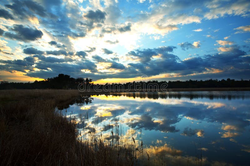 Lago en la puesta del sol imagen de archivo libre de regalías Lago en la puesta del sol imagen de archivo libre de regalías