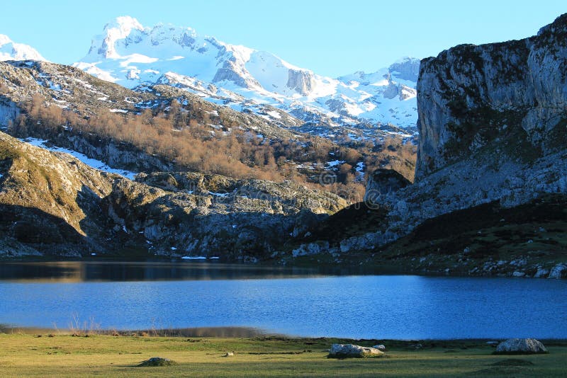 Lago Ercina, Cangas DE OnÃs, Spanje royalty-vrije stock foto Lago Ercina, Cangas DE OnÃs, Spanje royalty-vrije stock foto