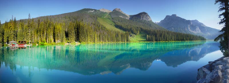Lago esmeralda, parque nacional de Yoho, Canadá fotografía de archivo Lago esmeralda, parque nacional de Yoho, Canadá fotografía de archivo