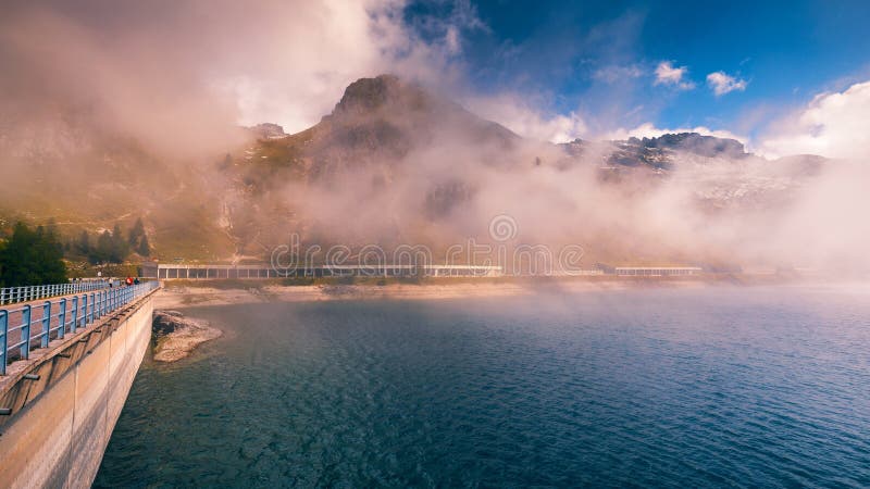 Lago Fedaia (λίμνη Fedaia), κοιλάδα Fassa, Trentino Alto Adige, στοκ φωτογραφία με δικαίωμα ελεύθερης χρήσης Lago Fedaia (λίμνη Fedaia), κοιλάδα Fassa, Trentino Alto Adige, στοκ φωτογραφία με δικαίωμα ελεύθερης χρήσης