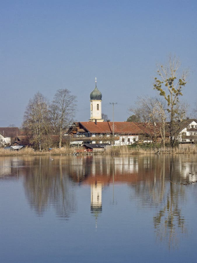Lago Froschhausen vicino a Murnau in Baviera superiore fotografia stock Lago Froschhausen vicino a Murnau in Baviera superiore fotografia stock