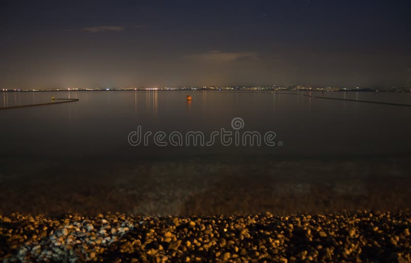 Lago Garda en la noche imagenes de archivo Lago Garda en la noche imagenes de archivo