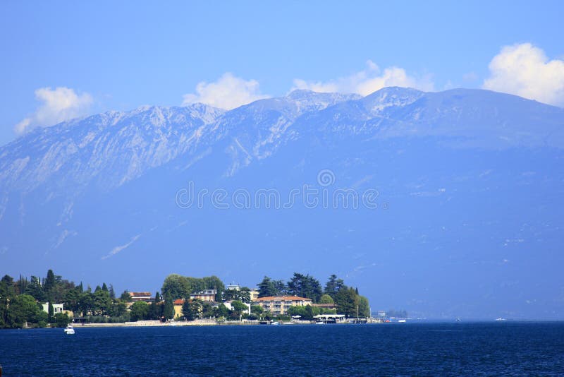 Lago Garda y Monte Baldo, Italia fotografía de archivo Lago Garda y Monte Baldo, Italia fotografía de archivo