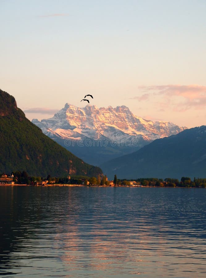 O Lago Genebra e os Dentes do Midi imagem de stock royalty free