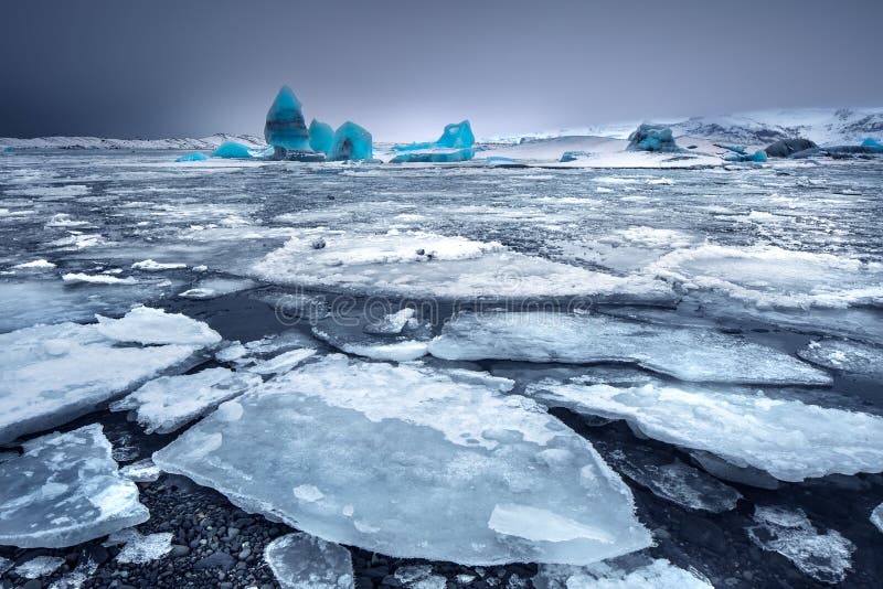 Lago glacial con los icebergs