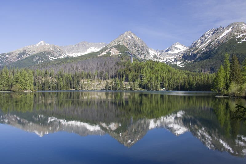 Lago glacial en las montañas de Tatra