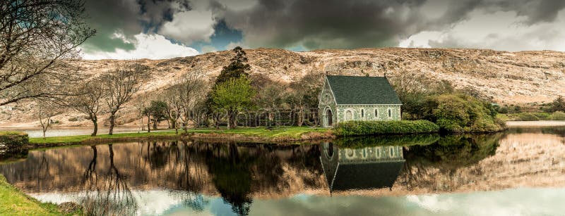 Lago Gouganebarra e o Lee do rio fora da capela da oratória do ` s de Finbarr de Saint na cortiça do condado, Irlanda foto de stock Lago Gouganebarra e o Lee do rio fora da capela da oratória do ` s de Finbarr de Saint na cortiça do condado, Irlanda foto de stock