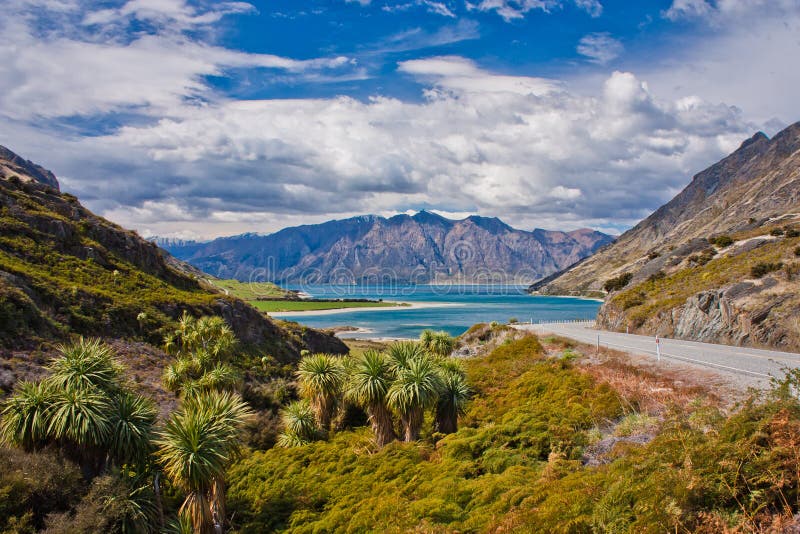 Lago Hawea vicino alla città di Wanaka in Nuova Zelanda immagini stock Lago Hawea vicino alla città di Wanaka in Nuova Zelanda immagini stock