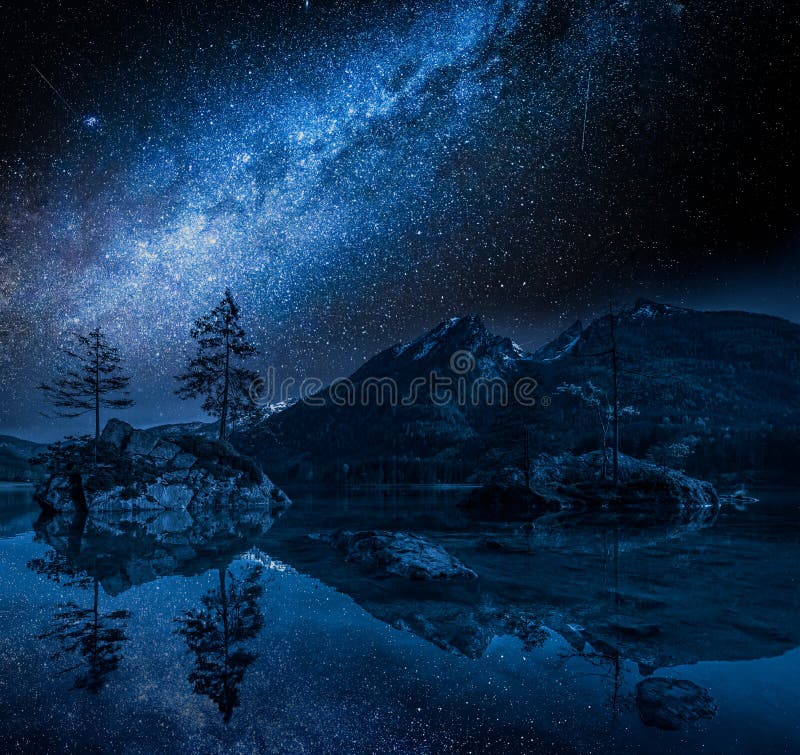 Lago Hintersee en las montañas en la noche con las estrellas, Alemania imagen de archivo Lago Hintersee en las montañas en la noche con las estrellas, Alemania imagen de archivo