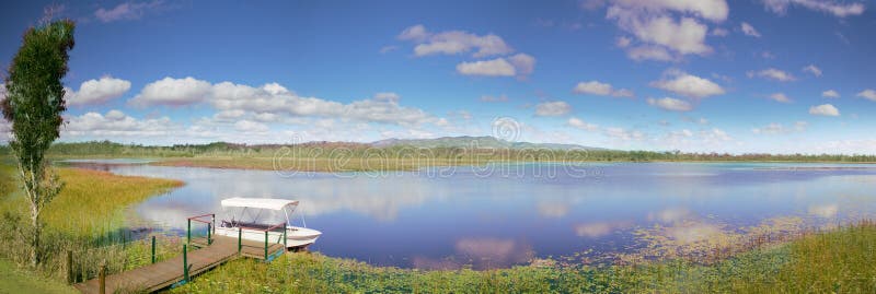 Lago idillico di panorama delle aree umide di Mareeba fotografia stock Lago idillico di panorama delle aree umide di Mareeba fotografia stock