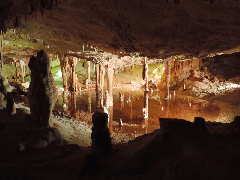 Lago illuminato dentro di una caverna di dripstone fotografia stock Lago illuminato dentro di una caverna di dripstone fotografia stock