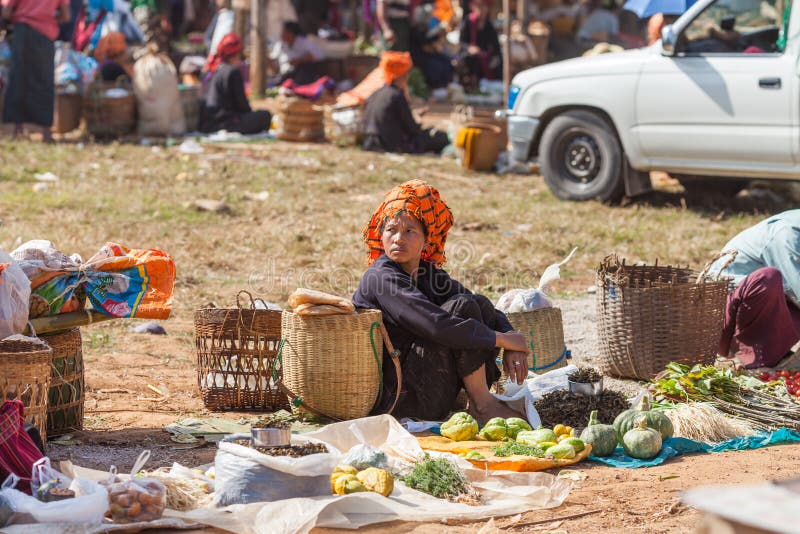 Lago Inle, mujer en el mercado del pueblo de Ywama foto de archivo Lago Inle, mujer en el mercado del pueblo de Ywama foto de archivo